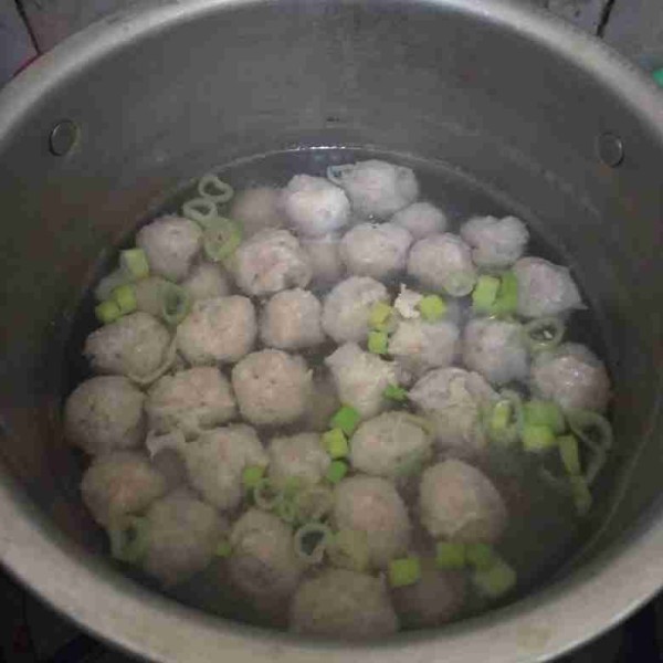 Rebus air hingga mendidih, lalu kecilkan api.
Masukkan irisan daun bawang dan beri sedikit garam.
Masukkan bulatan adonan hingga mengapung.
Setelah selesai semua, besarkan api.
Rebus pentol selama 15 menit.
Angkat dan tiriskan. Dinginkan.