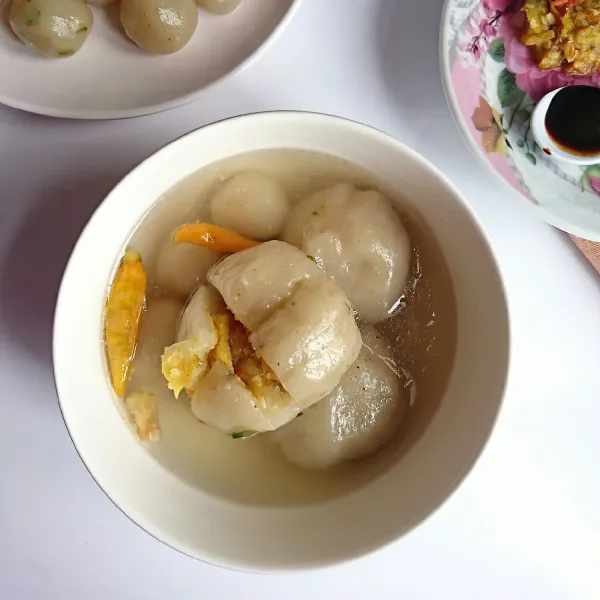 Penyajian : cilok, siram kuah beri kecap manis dan sambal