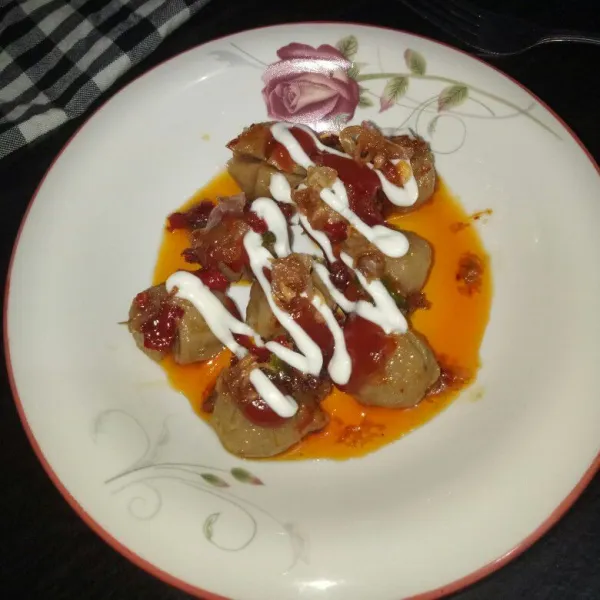 Sajikan menu seperti bakso mercon terdekat dengan saos tomat, mayonaise, dan taburan bawang goreng. Penyajian lainnya bisa diaplikasikan sebagai isian dari bakso beranak mercon.