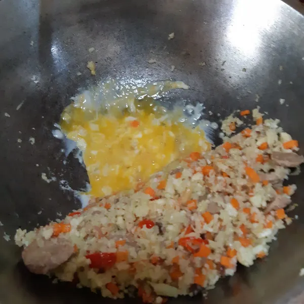 Jika sudah matang, masukkan irisan cabe, kembang kol dan wortel. Aduk sampe agak lunak. Setelah itu tambahkan telur, orak arik di wajan.