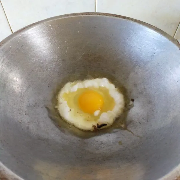 Goreng 1 butir telur sesuai tingkat kematangan yang diinginkan. Bumbui dengan garam. Angkat dan sisihkan