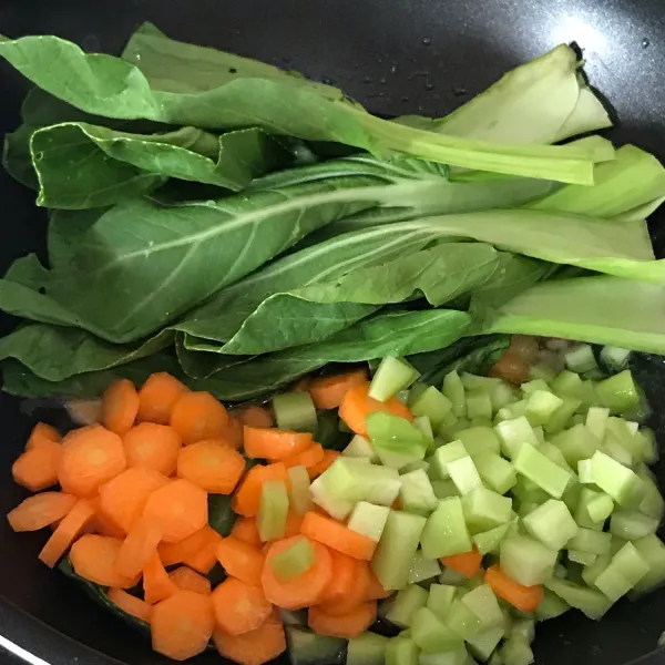 Campurkan sayur yang telah disiapkan kedalam air yang telah mendidih, masak hingga layu