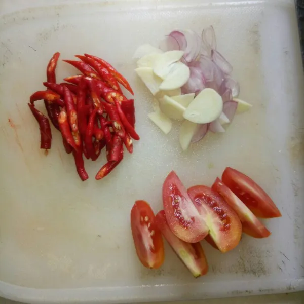 Iris halus cabe rawit, bawang merah, bawang putih dan tomat