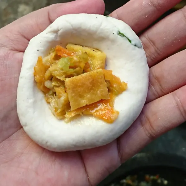 Ambil adonan, isi dengan sambel mercon dan telur dadar. (gunakan plastik/ sarung tangan agar air cabai tidak mengenai tangan). Bulatkan, 4-5 bulatan/ selera. Isi bagian yang lain dengan telur dadar