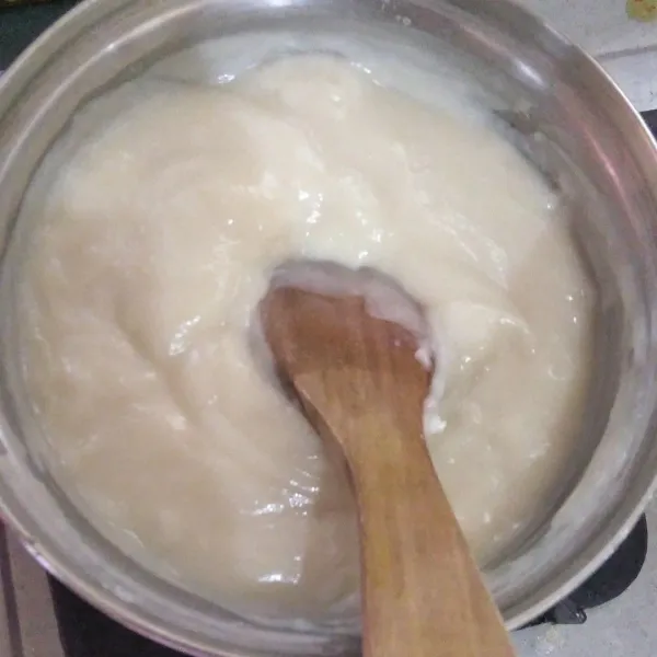 Aduk perlahan hingga adonan mengental.