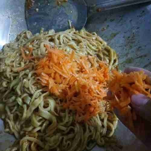 Masukkan wortel yang sudah diparut kasar