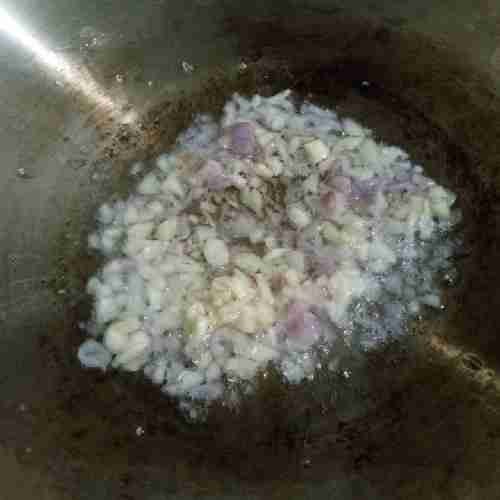 Panaskan minyak, tumis bawang merah dan bawang putih yang telah dicincang kasar hingga harum