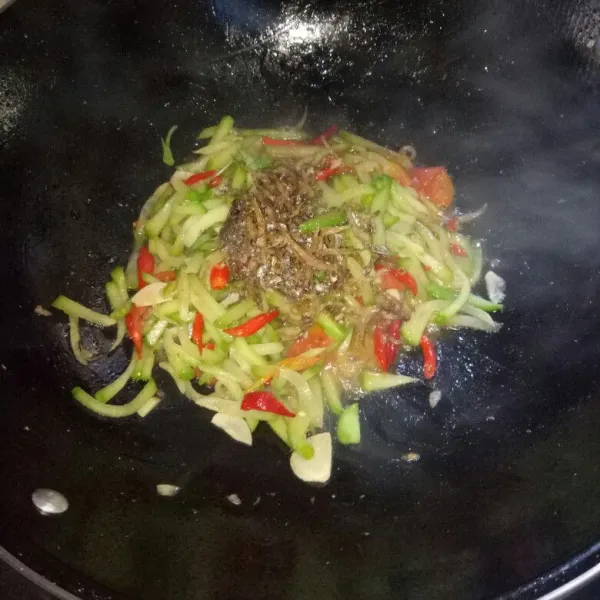 Masak sampai air surut, lalu masukkan teri medan yang sudah digoreng dan kaldu bubuk. Aduk rata, angkat dan sajikan selagi hangat