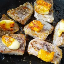 Jangan lupa taruh bawang putih di atas ikan agar tidak gosong dan agar bawang putih mengeluarkan flavor.