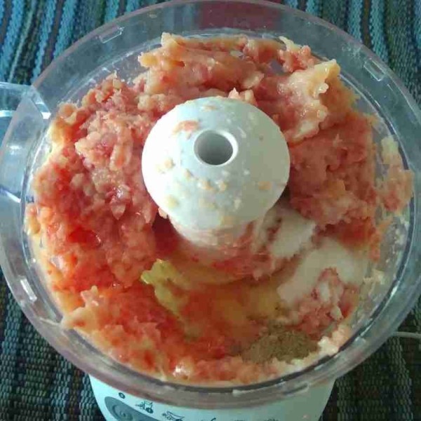 Masukkan putih telur, garam, kaldu bubuk, baking powder dan lada bubuk. Haluskan kembali.