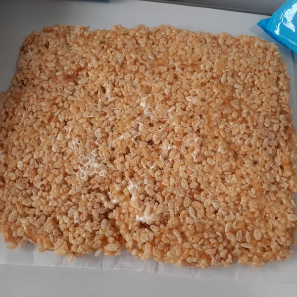 Jika sudah tercampur masukan rice krispie ke dalam loyang persegi atau dapat dibentuk sesuka hati.