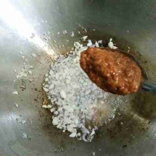 Masukkkan cabe rawit merah. Tumis sebentar