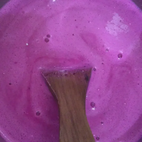 Tuangkan jus naga merah ke dalam panci. Tambahkan 100 gr tepung hunkwe, 500 ml susu cair dan 100 gr gula pasir.