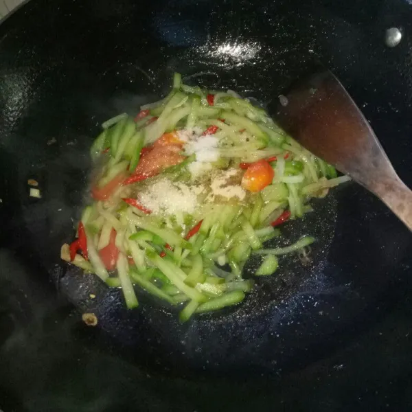 Siapkan wajan, panaskan minyak. Tumis bawang merah dan bawang putih sampai harum. Masukkan cabe dan tomat, aduk rata sampai tomat layu. Masukkan labu, garam, gula dan air. Aduk rata