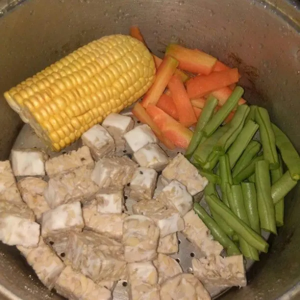 Cuci jagung,potong2 wortel,buncis dan tempe lalu kukus 15 menit.