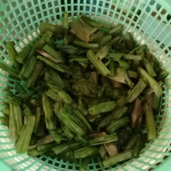 Potong-potong genjer. Bersihkan. Tiriskan