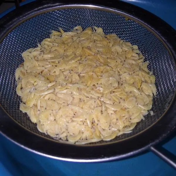 Cuci rebon lalu tiriskan