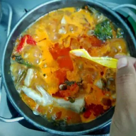 Kemudian masukkan ceker yang telah direbus, tambahkan air secukupnya, garam dan kaldu bubuk