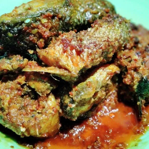 Bersihkan ikan lalu potong Ikan bandeng jadi 5 bagian, garami ikan tersebut lalu digoreng dengan minyak yang sudah dipanaskan setelah matang tiriskan