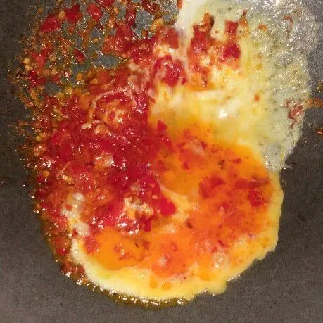 Kocok lepas telur masukkan telur dalam bumbu lalu lebarkan di pinggiran wajan, setelah kaku orak arik