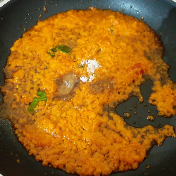 Setelah harum, masukan garam, gula merah, dan kaldu jamur