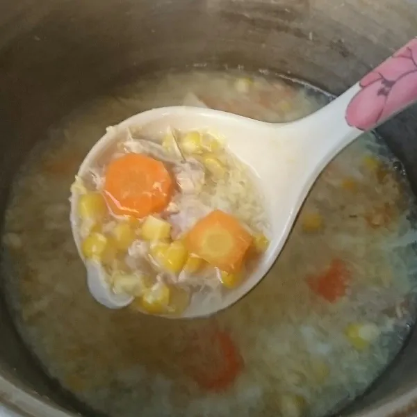 Setelah jagung wortel mulai empuk, masukkan telur, aduk cepat.