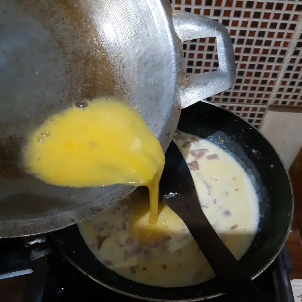 Masukkan telur yang sudah dikocok lepas, aduk cepat sampai kental merata dan tidak menggumpal.