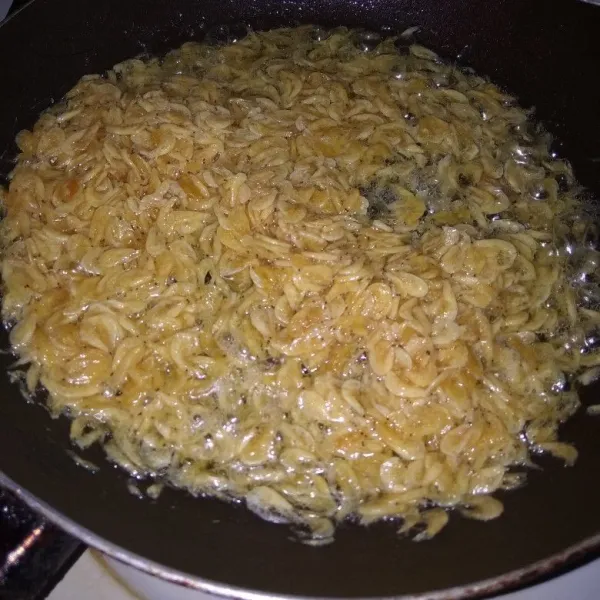 Goreng rebon dengan api kecil hingga setengah kering, tiriskan