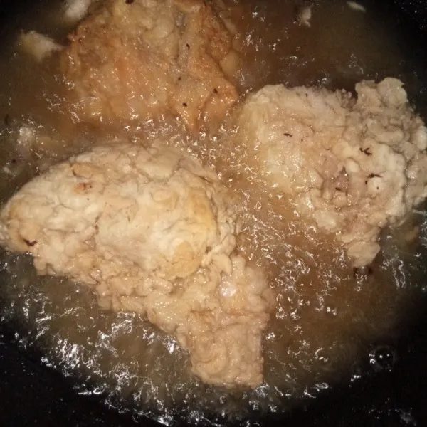 Goreng ayam dalam minyak panas. Kecilkan api bila ayam mulai kekuningan. Goreng hingga matang dan berwarna golden brown