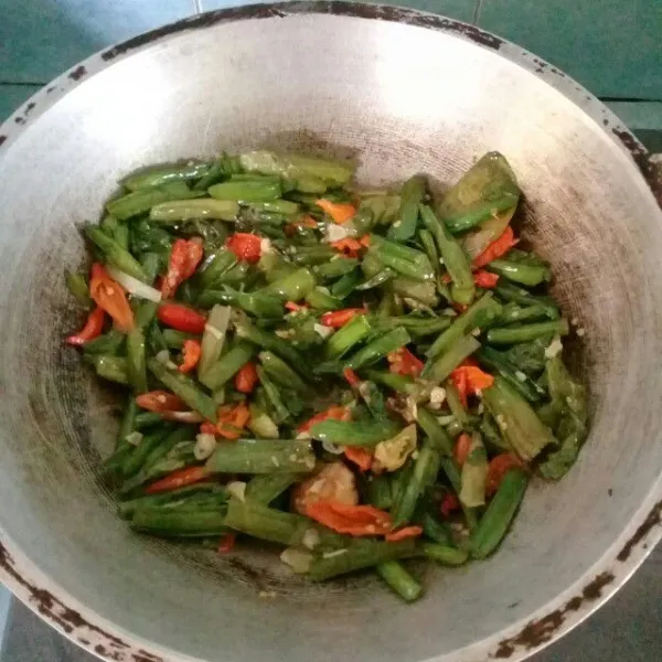 Setelah rasa pas, biarkan air meresap. Lalu matikan kompor. Dan siap dihidangkan