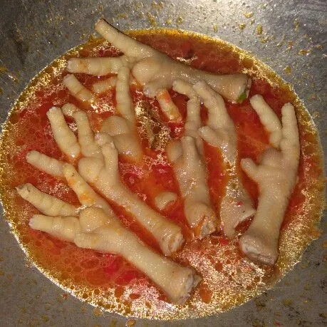 Masukkan ceker yang sudah direbus tadi ungkep sampe empuk