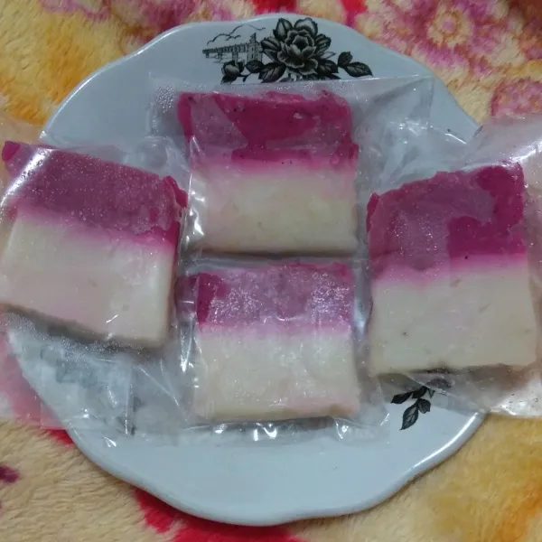 Dinginkan di freezer hingga mengeras. Es gabus naga merah siap dinikmati.