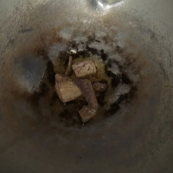 Siapkan wajan, dan panaskan minyak lalu goreng tongkol sampai matang angkat dan tiriskan