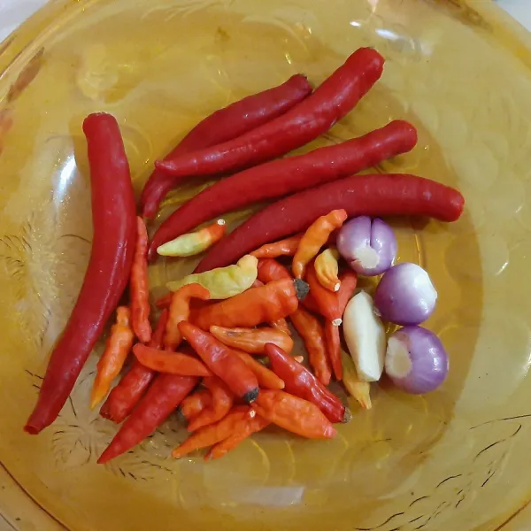 Haluskan semua bumbu, sisihkan