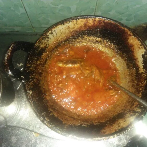 Setelah itu masukkan pindang dan beri sedikit air. Masak hingga air menyusut dan bumbu matang