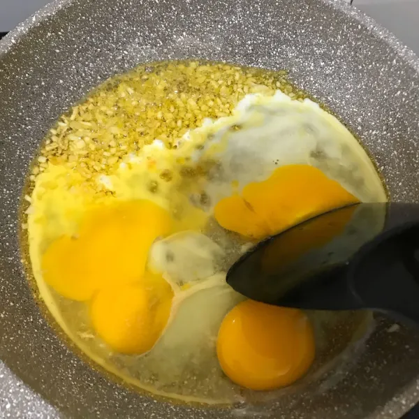 masukan telor, orak arik merata dan jangan tercampur dgn bawang putih nya ya