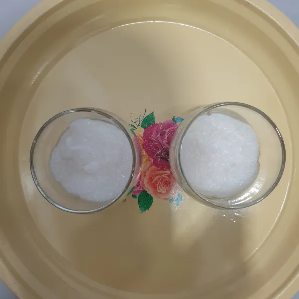 Tuangkan sagu mutiara ke dalam gelas.