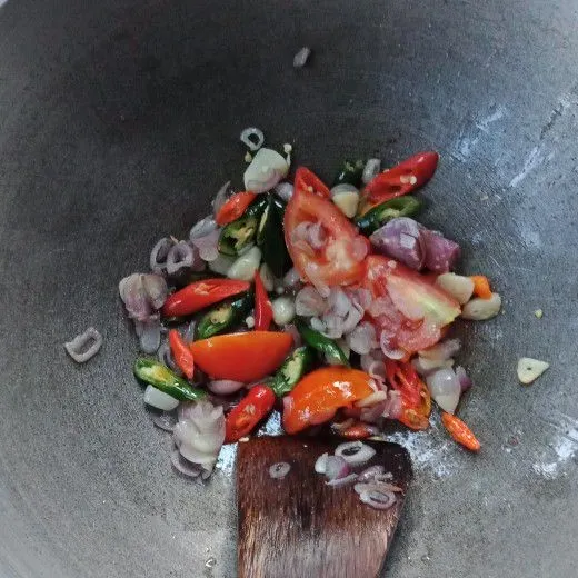 Tumis semua bumbu sampai layu