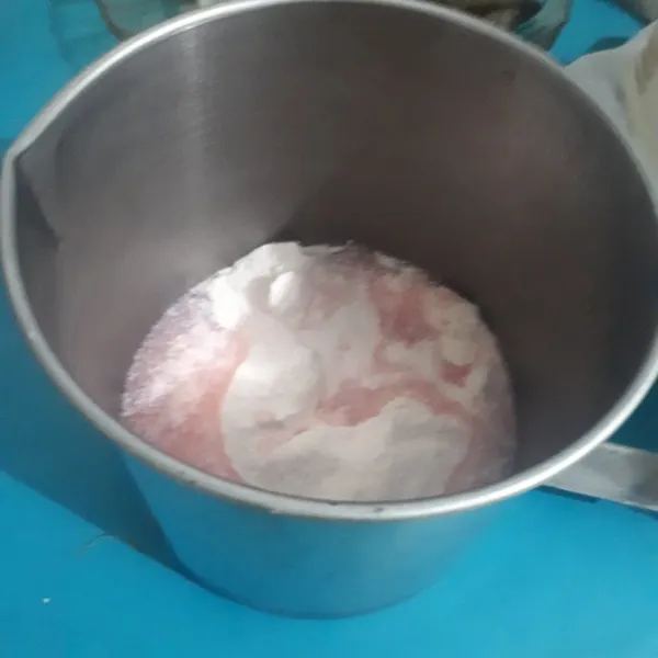 Kemudian kita siapkan untuk membuat Ice creamnya. Letakkan bubuk escream dan air dingin 150 ml kemudian mixer sampai tercampur.
