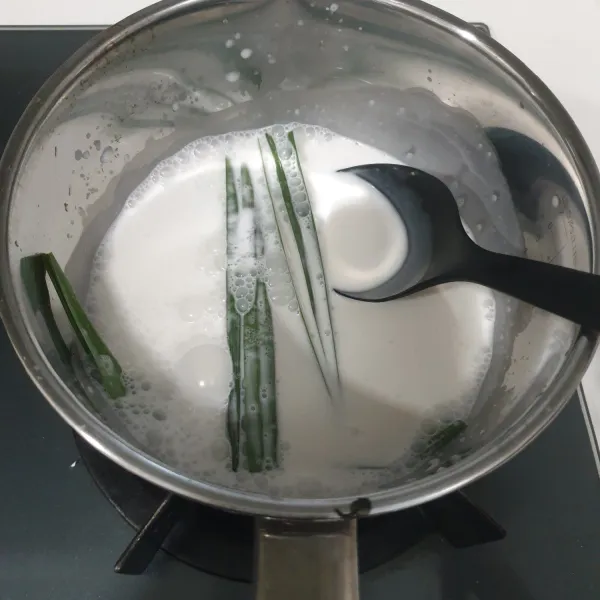 Campur santan, tepung maizena, gula pasir, garam dan daun pandan, masak dengan api kecil sampai mendidih dan kental. Sambil sesekali diaduk. Angkat dan biarkan dingin.