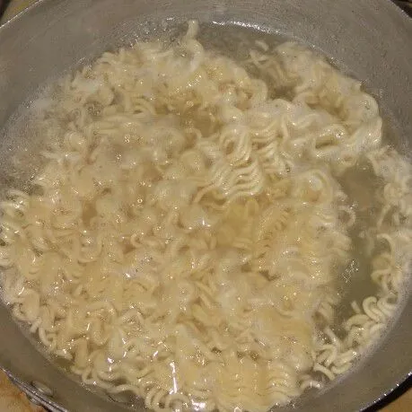 Rebus mie setengah matang, angkat dan tiriskan