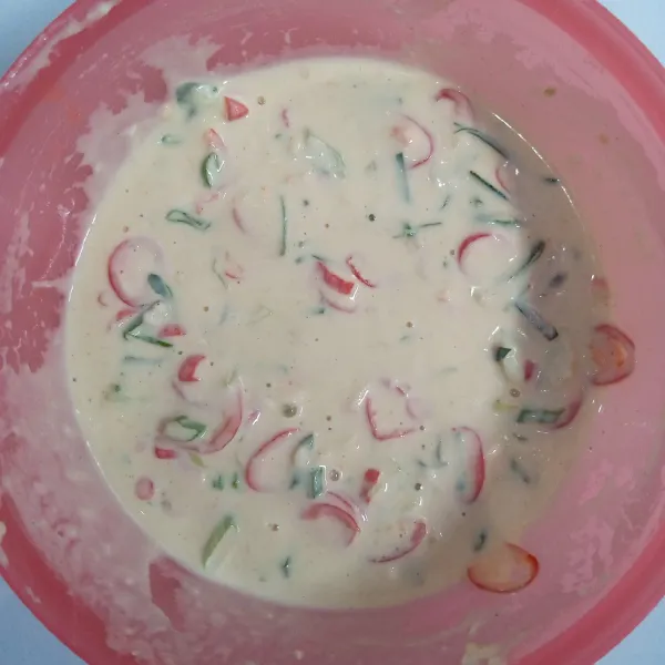 Kemudian campur bersama tepung terigu,tepung beras,air,garam dan lada bubuk. Aduk rata