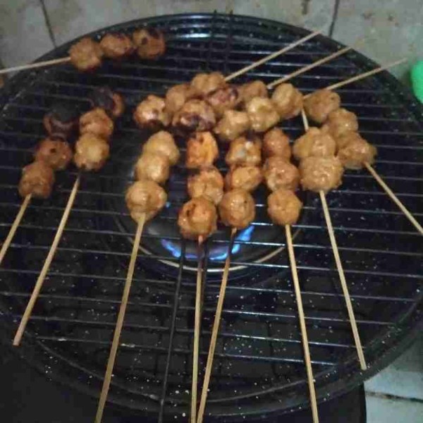 Bakar diatas panggangan dengan menggunakan api kecil hingga matang. Jangan lupa bolak-balik agar tidak gosong.