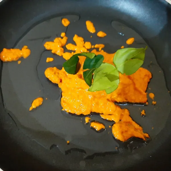 Tumis bumbu halus, tambahkan daun jeruk