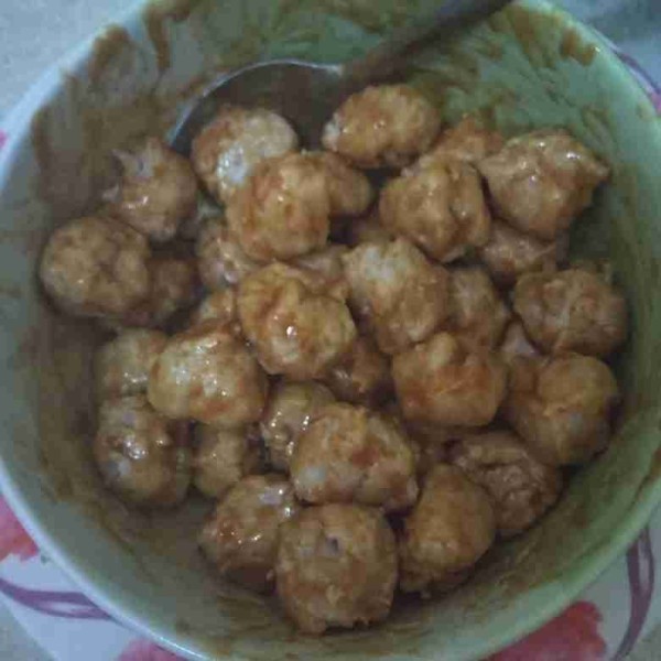 Siapkan bumbu rendaman, masukkan pentol. Aduk rata, Diamkan selama 15 menit. Kemudian tusukan pada tusukan sate.