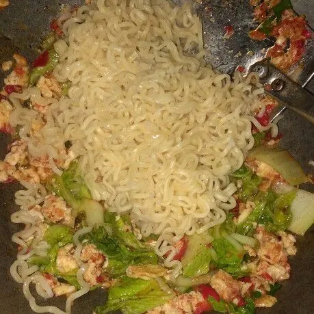 Masukkan mie, aduk-aduk koreksi rasa. Sajikan