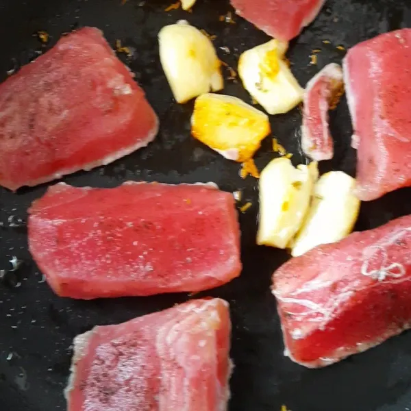 Jika rosemary dan bawang putih sudah harum masukkan ikan tuna yang sudah di potong potong
