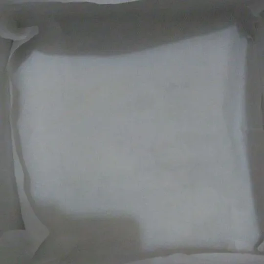 Gunting baking paper seukuran loyang.