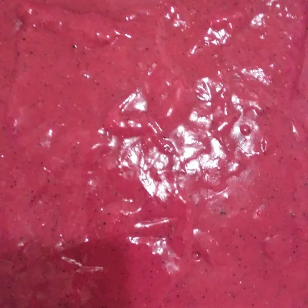 Tuangkan di atas lapisan putih. Ratakan. Dinginkan di kulkas selama 2 jam.