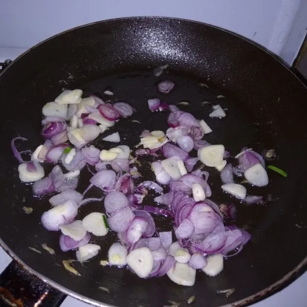 Tumis bawang merah dan bawang putih hingga harum
